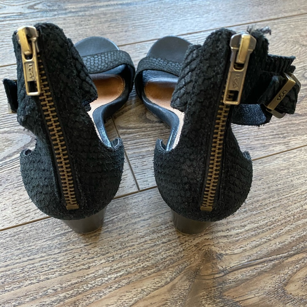 Ugg sandals size 6